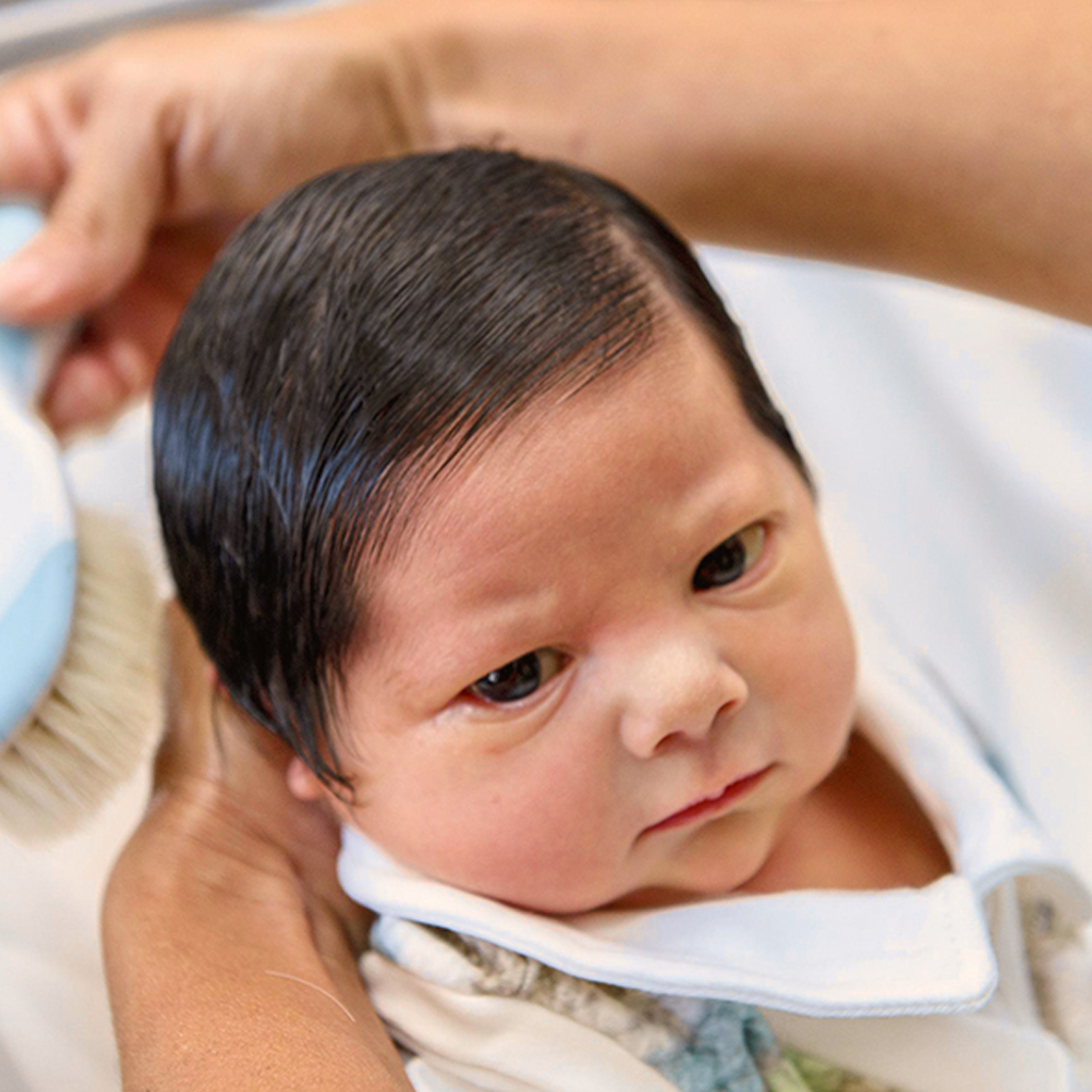 Powerful Series Of Photos Capturing Precious First Moments Between Mother And Newborn Baby