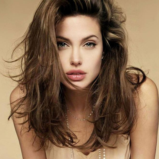 Angelina Jolie considers all makeup styles, but there's one style she doesn't dare to try again-6