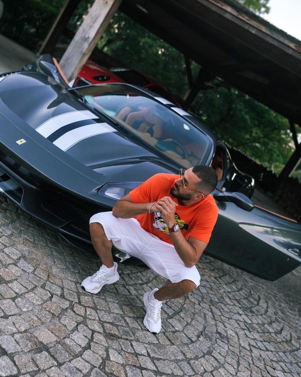  On Instagraм Benzeмa happily shows off his faмous cars