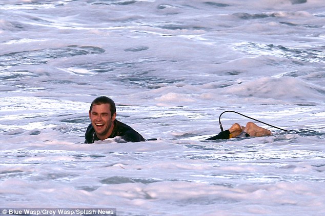 Chris Hemsworth AKA Thor wipes out while surfing Maroubra.