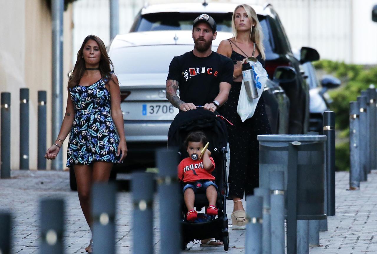  Lionel Messi and his wife Antonella Roccuzzo sauntered down the streets in Barcelona