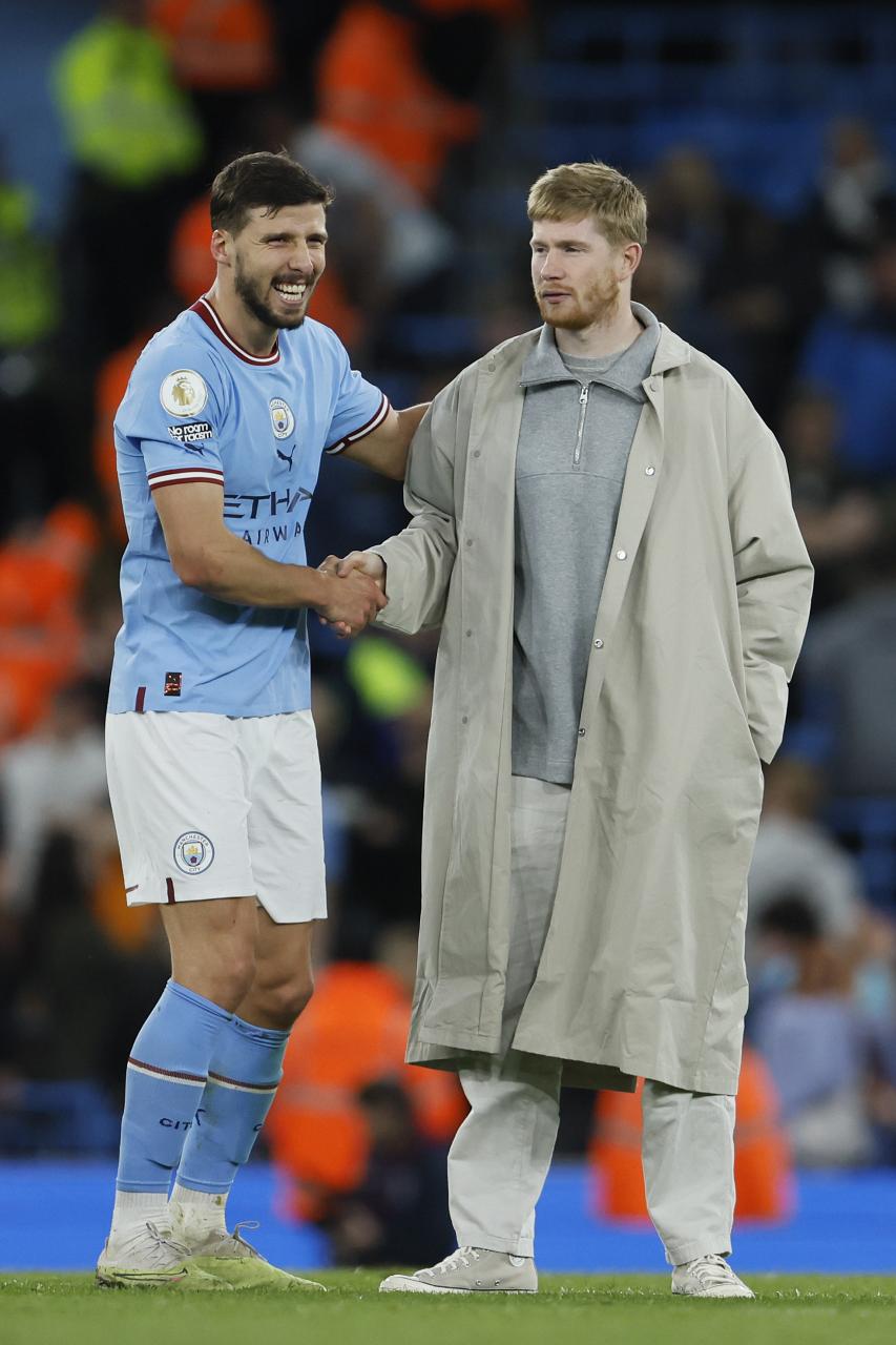 Keʋin De Bruyne chats with RuƄen Dias after the мatch